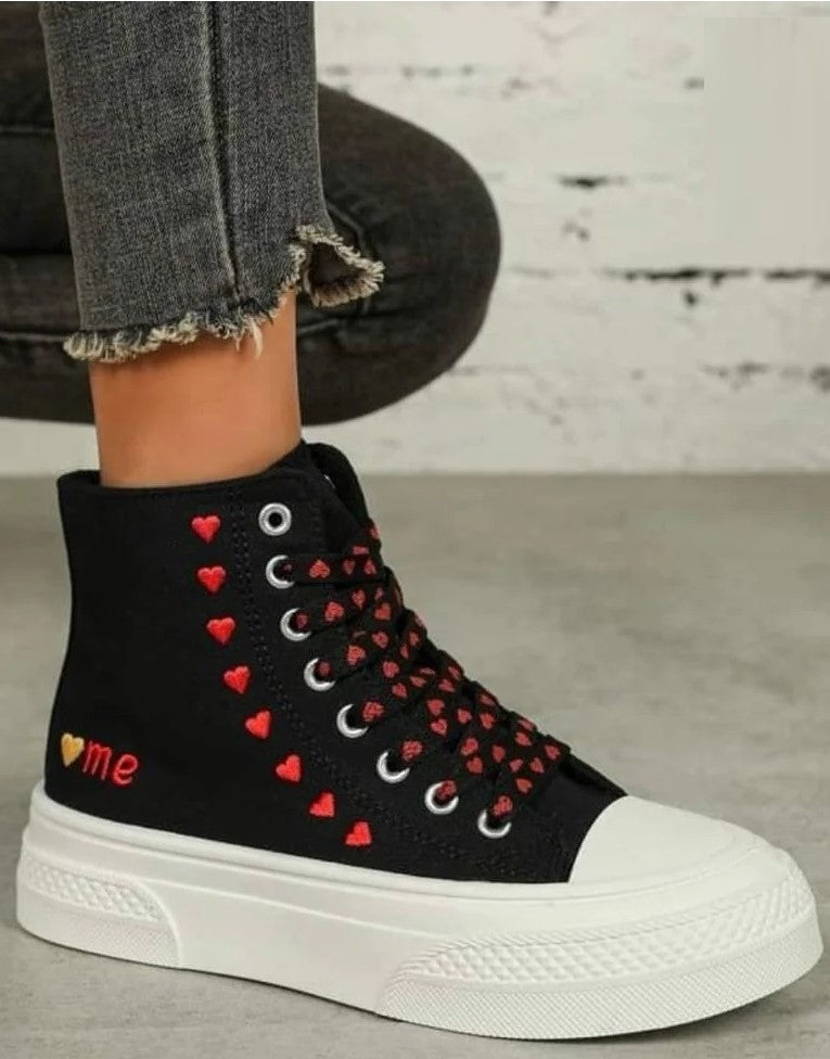 Sneakers nere cuori rossi - codice V31